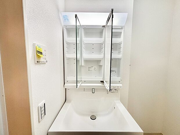 【洗面台・洗面所】三面鏡の裏に、化粧品や衛生用品などを収納可能。洗面台をすっきりと保ちます!