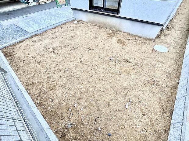 【庭】ガーデニングや家庭菜園も楽しめるお庭付き。