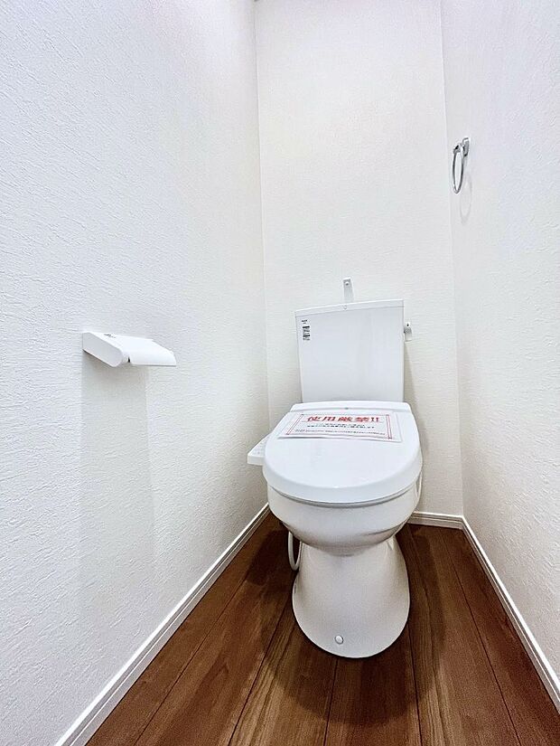 【トイレ】トイレは1階と2階それぞれに配置されていてとても便利です。 