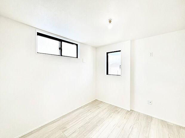 【子供部屋】２面採光で気持ちよく自然光が取り入れられるのでお子様のお部屋にもピッタリ