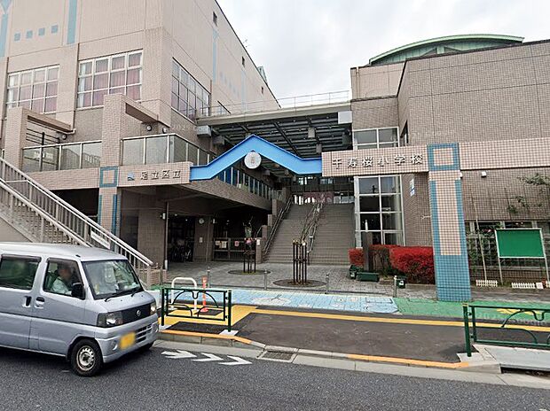 千住桜小学校（約400m・徒歩5分）