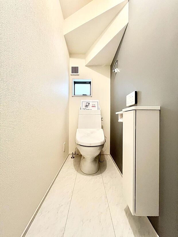 【トイレ】トイレは1階と2階それぞれに配置されていてとても便利です。 