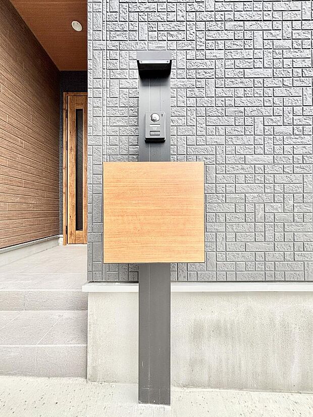 【その他現地】シンプルデザインのポスト。