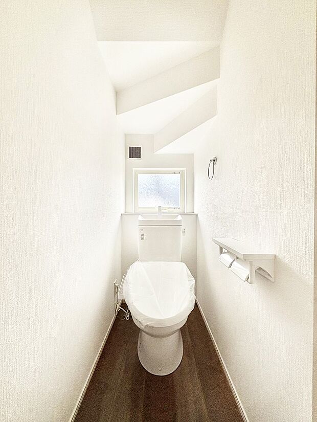 【トイレ】トイレは1階と2階それぞれに配置されていてとても便利です。