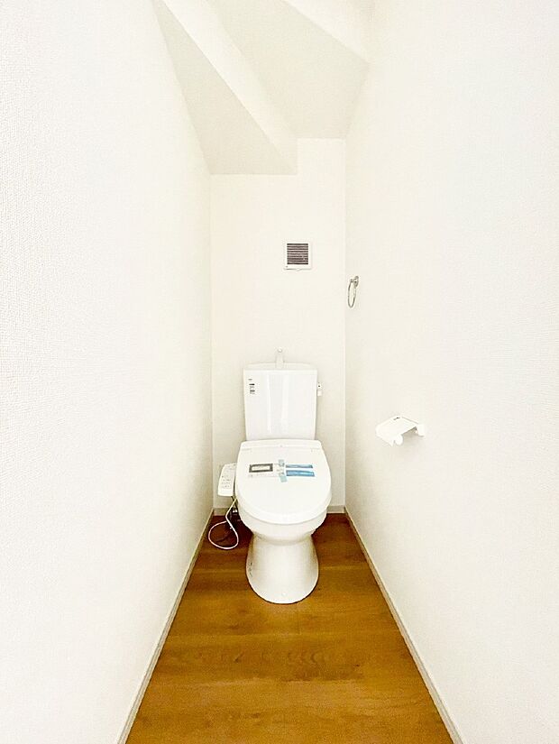 【トイレ】明るく清潔感のあるトイレです。 
