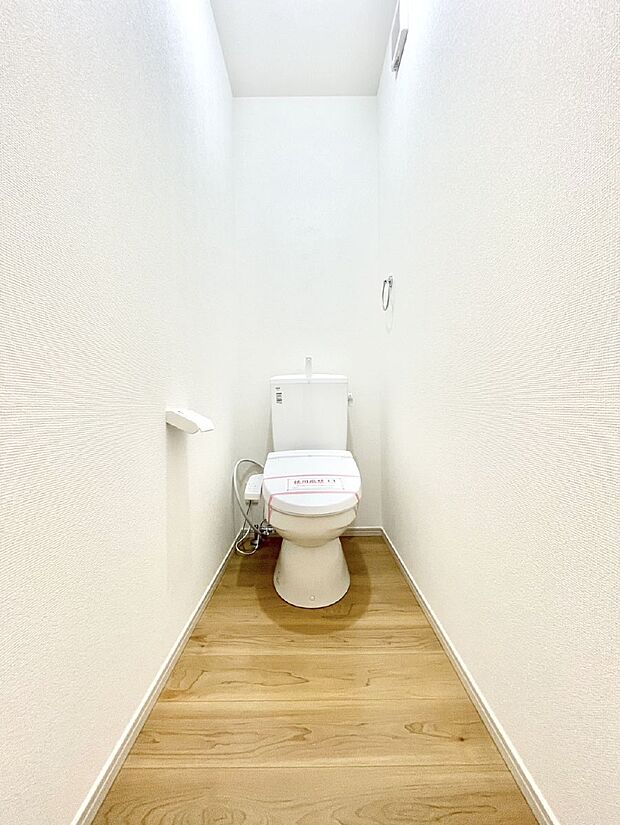 【トイレ】トイレは1階と2階それぞれに配置されていてとても便利です。 