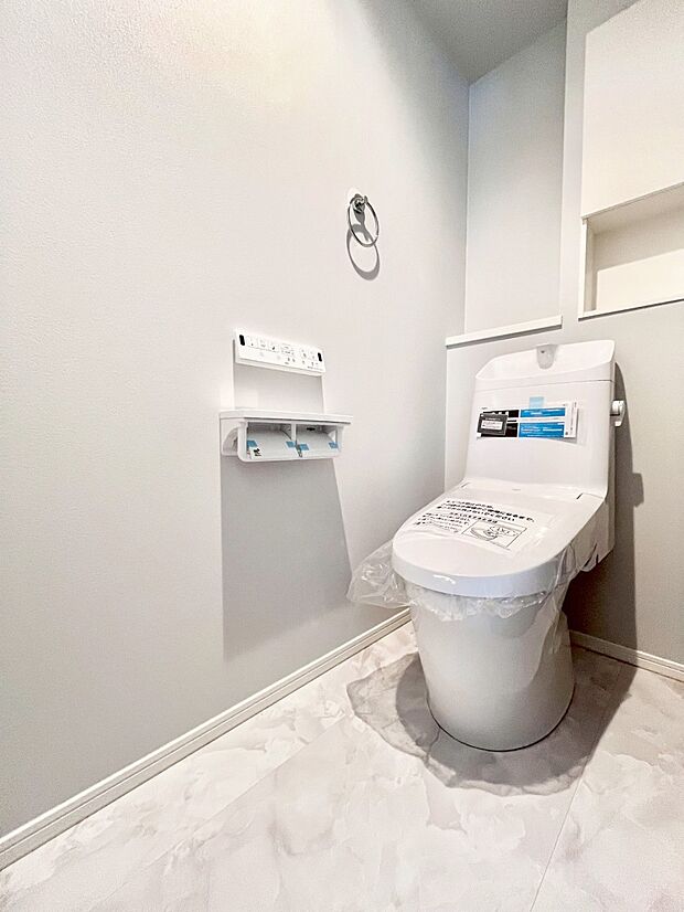 【トイレ】トイレは1階と2階それぞれに配置されていてとても便利です。