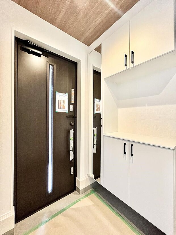 【玄関】飾り棚を利用して、お越しいただくお客様をおもてなしできます。