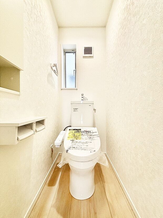 【トイレ】明るく清潔感のあるトイレです。