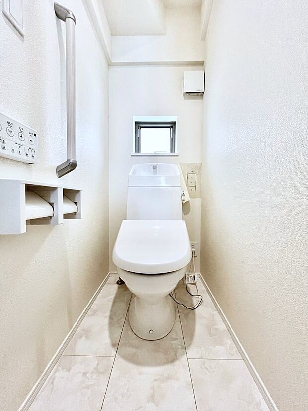 【トイレ】トイレは1階と2階それぞれに配置されていてとても便利です。 