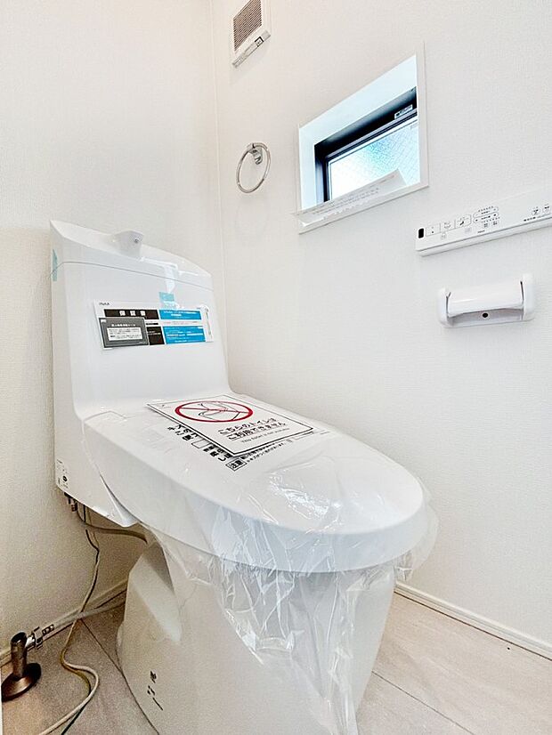 【トイレ】明るく清潔感のあるトイレです。 