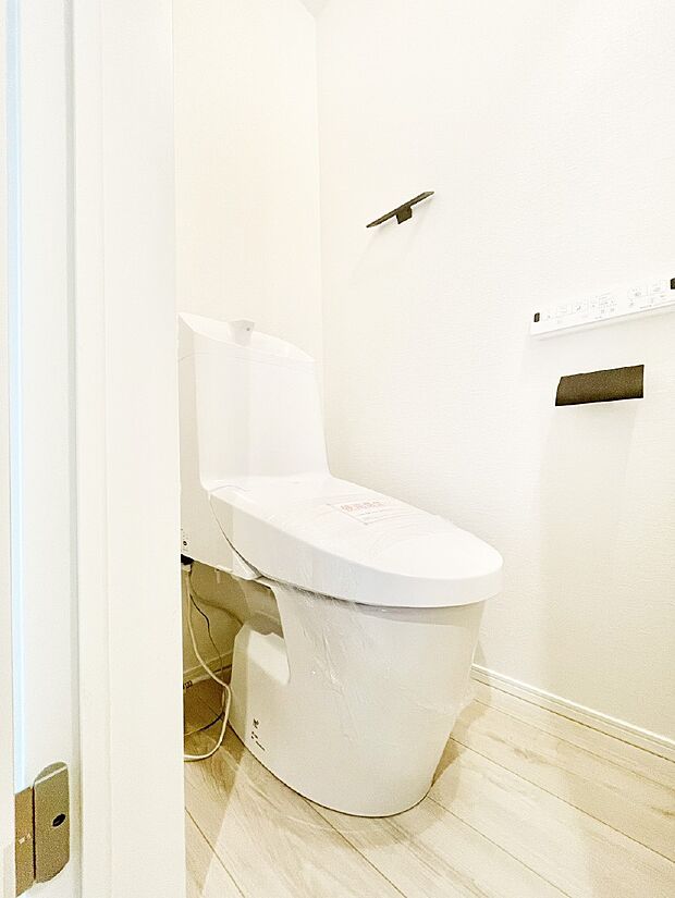 【トイレ】明るく清潔感のあるトイレです。 