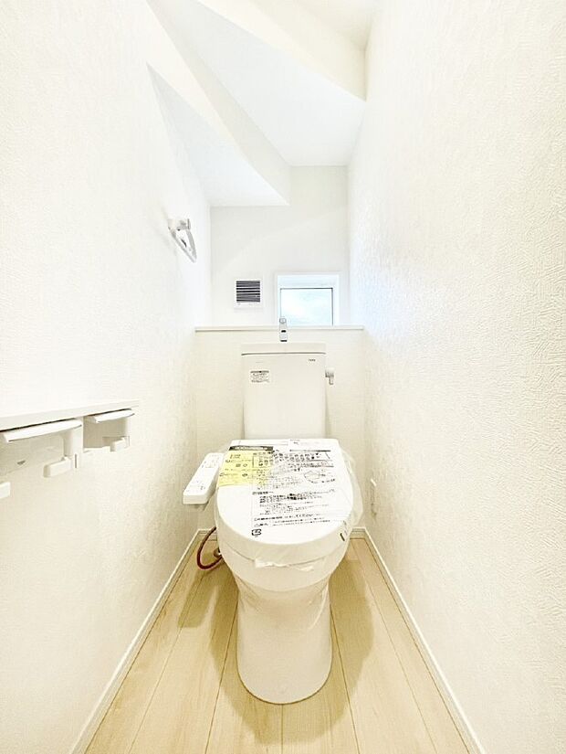 【トイレ】明るく清潔感のあるトイレです。 