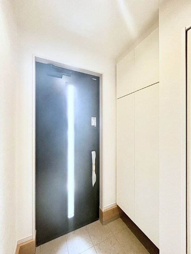 【玄関】ガラススリットの入った玄関ドアが室内に光を届けてくれます
