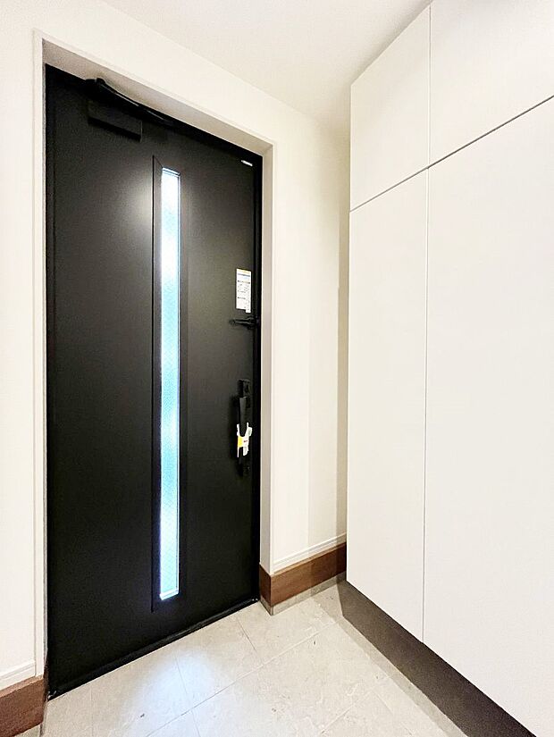 【玄関】ガラススリットの入った玄関ドアが室内に光を届けてくれます