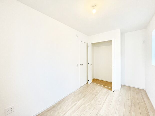 【子供部屋】お子さまのお部屋としても！衣類の整理整頓に便利なクローゼット付きの洋室。