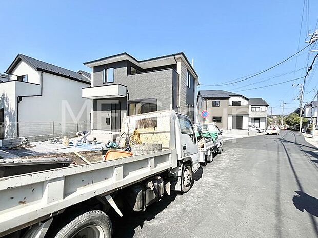 【前面道路含む現地写真】堂々完成!! ここから始まる新生活を応援いたします!