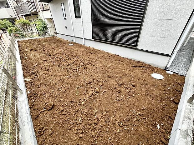 【庭】ガーデニングや家庭菜園も楽しめるお庭付き。