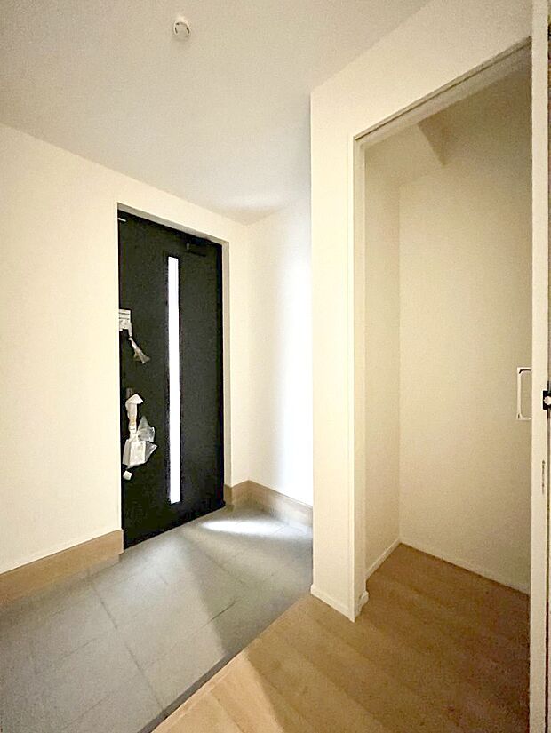 【玄関】家族の帰宅やお客様をあたたかく迎える玄関