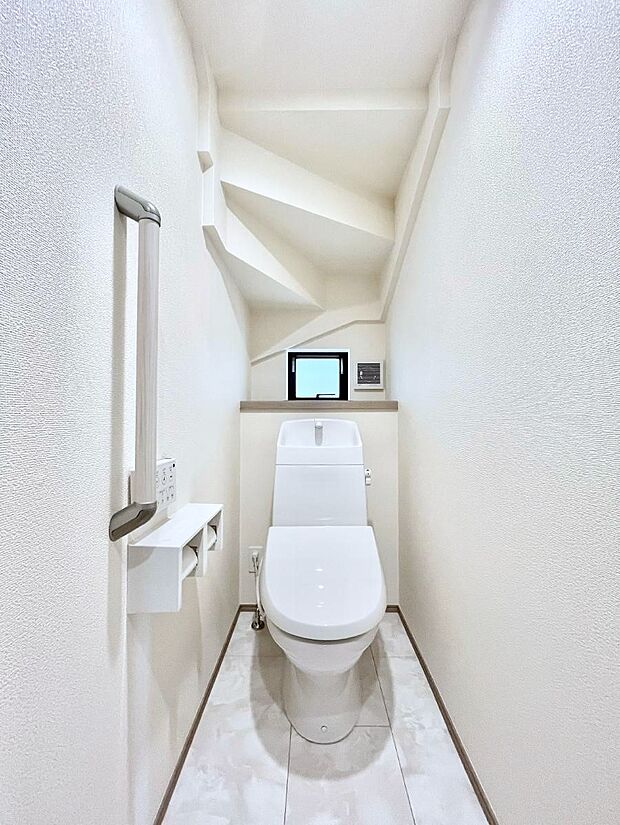 【トイレ】トイレは1階と2階それぞれに配置されていてとても便利です。 