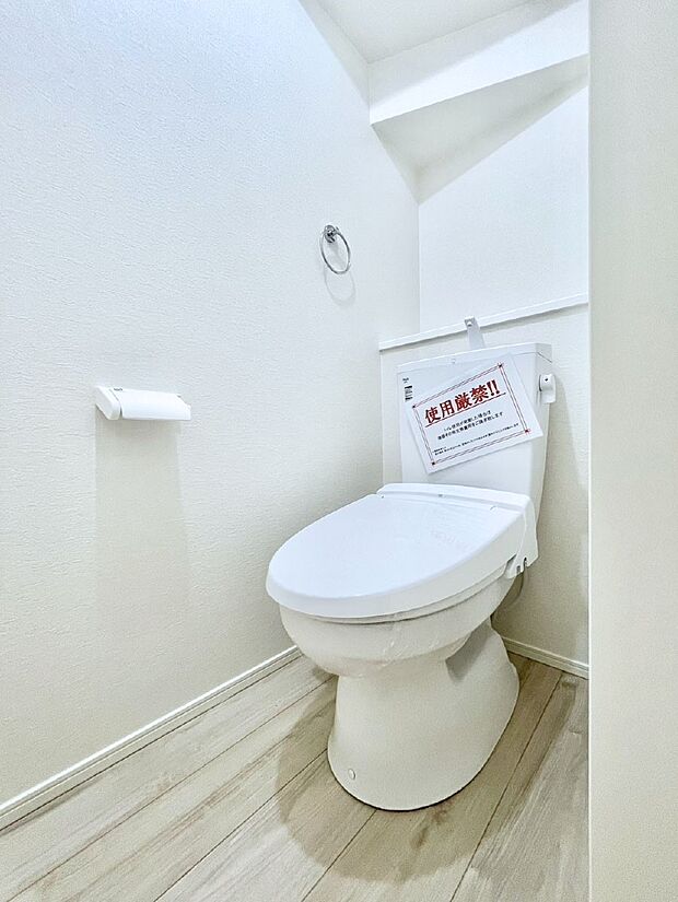 【トイレ】明るく清潔感のあるトイレです。 