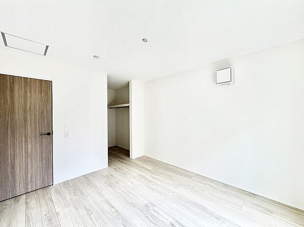 【洋室】ウォークインクローゼットがあるお部屋!季節ごとの入れ替えも不要で便利です。
