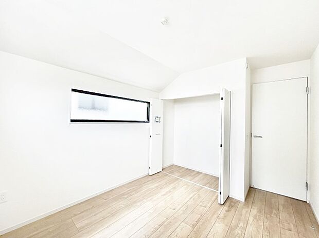 【寝室】使いやすい形でベットや家具の置き方にも困ることもありません。   