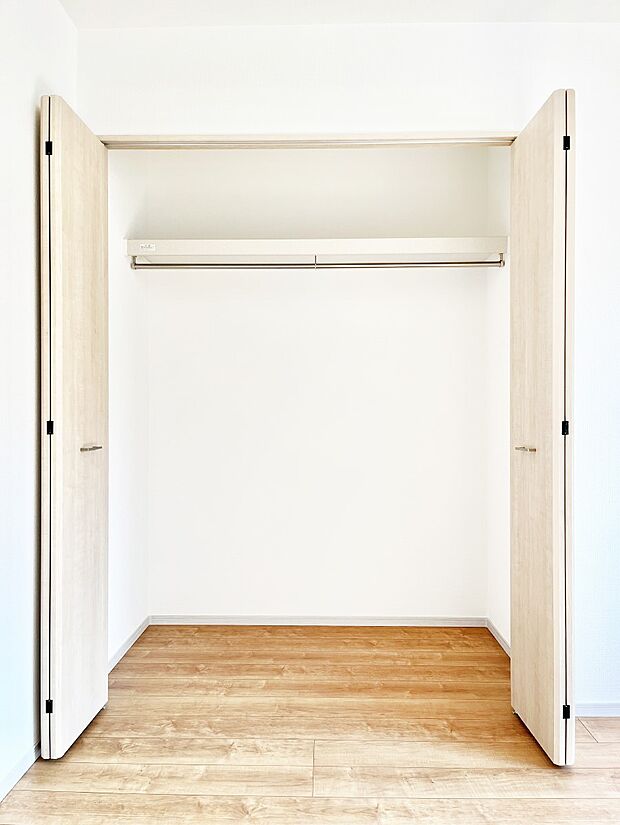 【収納】毎日着る衣類や荷物などの収納に便利なクローゼット付きです。