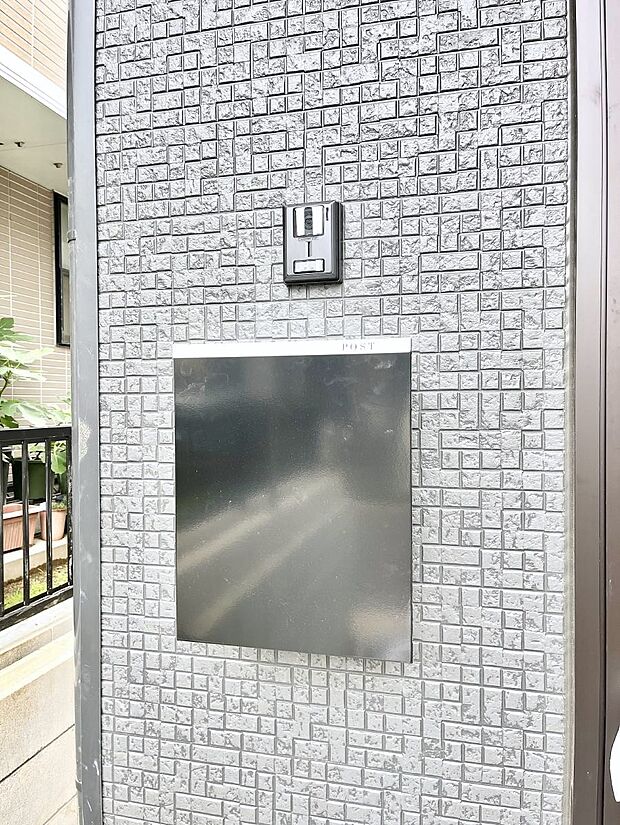 【その他現地】シンプルデザインのポスト。