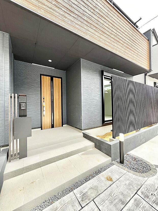 【玄関】大切な家族、来客を出迎える玄関。玄関前は屋根付きで雨が降っていても濡れにくいです。 