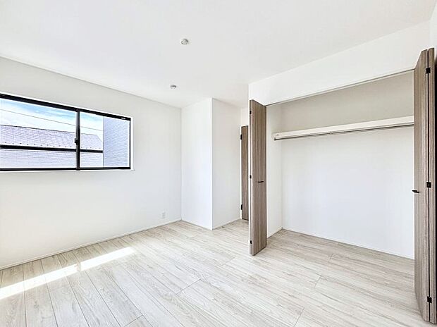【寝室】使いやすい形でベットや家具の置き方にも困ることもありません。