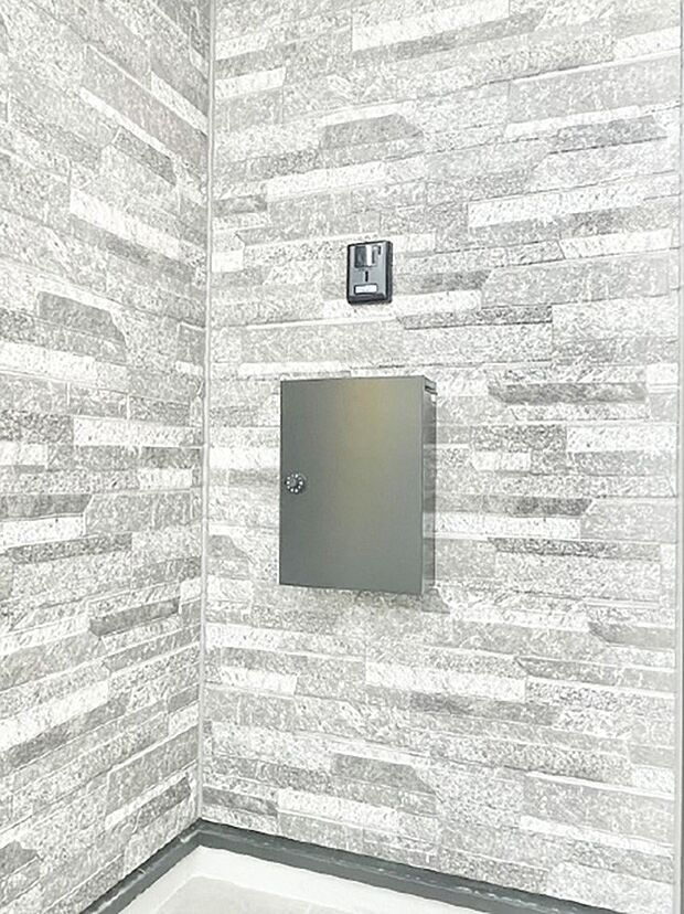 【その他現地】シンプルデザインのポスト。