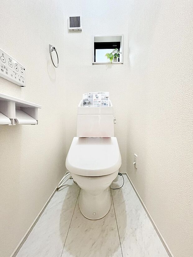 【トイレ】明るく清潔感のあるトイレです。