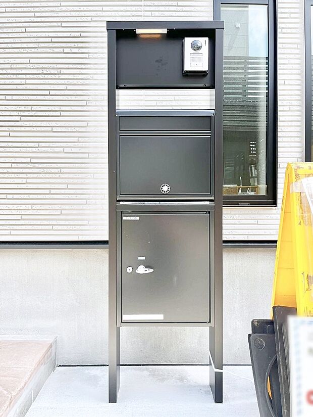 【その他現地】表札・インターホン・ポスト・宅配BOXをひとつに集約。エントランスになじむシンプルデザイン。