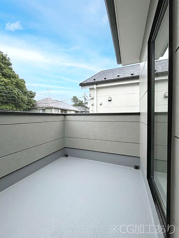 【バルコニー】ゆったりバルコニーだから沢山お洗濯ものを干せます。