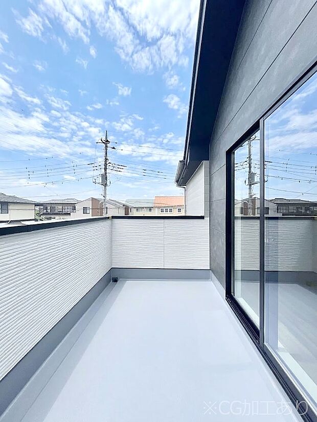 【バルコニー】ゆったりバルコニーだから沢山お洗濯ものを干せます。
