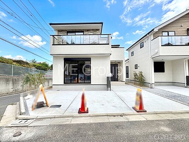 【現地外観写真】洗練された外観、上質な住空間が広がる室内は永く安心して過ごせる住居です。 