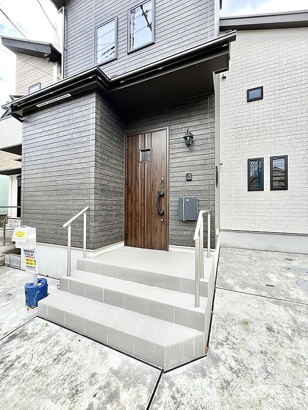 【玄関】大切な家族、来客を出迎える玄関。玄関前は屋根付きで雨が降っていても濡れにくいです。