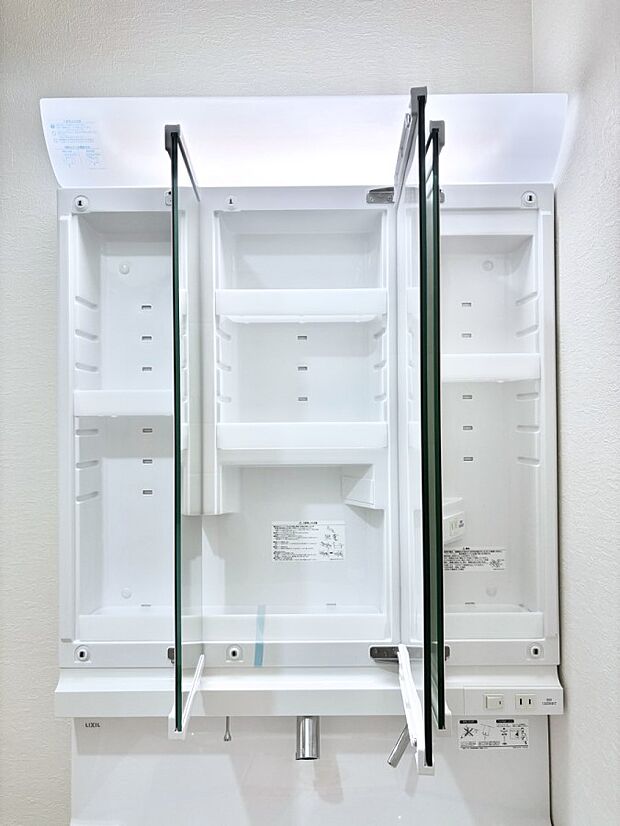 【三面鏡裏収納】三面鏡の裏に、化粧品や衛生用品などを収納可能。洗面台をすっきりと保ちます！