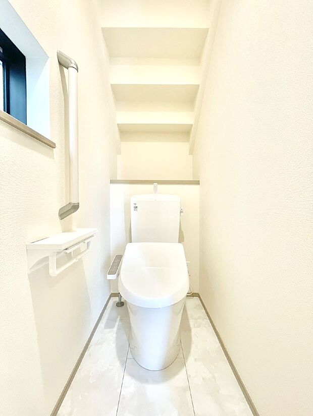 【トイレ】トイレは1階と2階それぞれに配置されていてとても便利です。