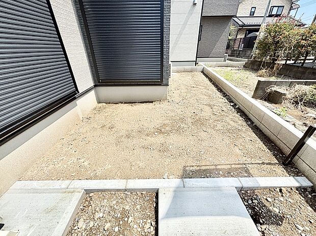 【庭】ガーデニングや家庭菜園も楽しめるお庭付き。