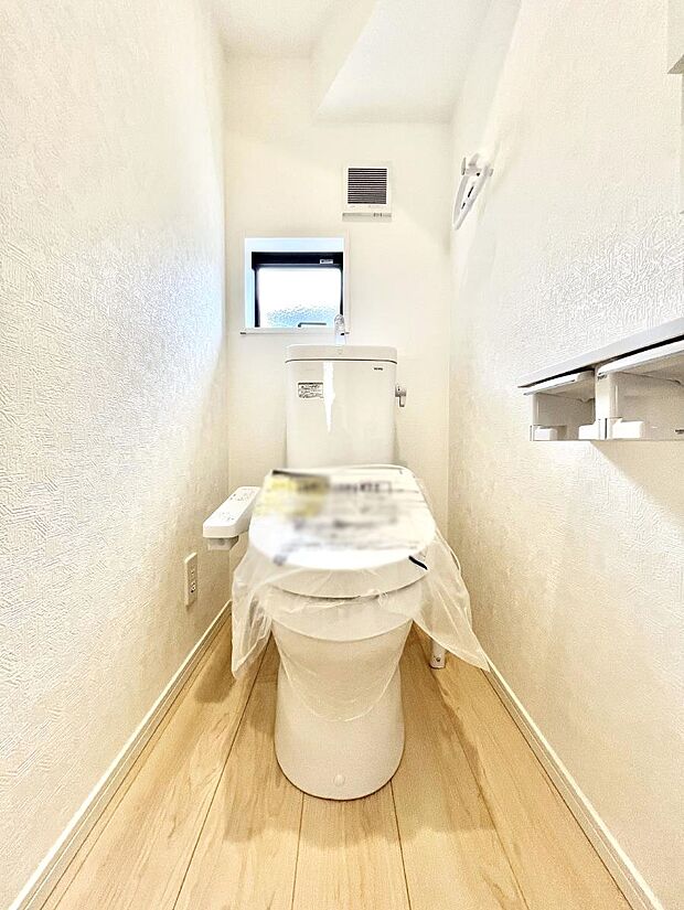 【トイレ】トイレは1階と2階それぞれに配置されていてとても便利です。