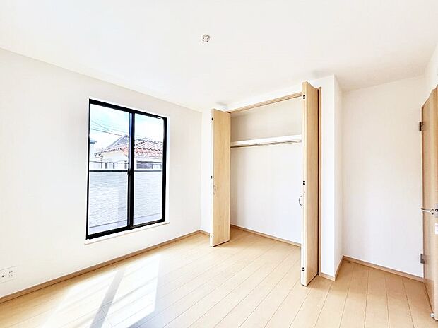 【子供部屋】お子さまのお部屋としても!衣類の整理整頓に便利なクローゼット付きの洋室。