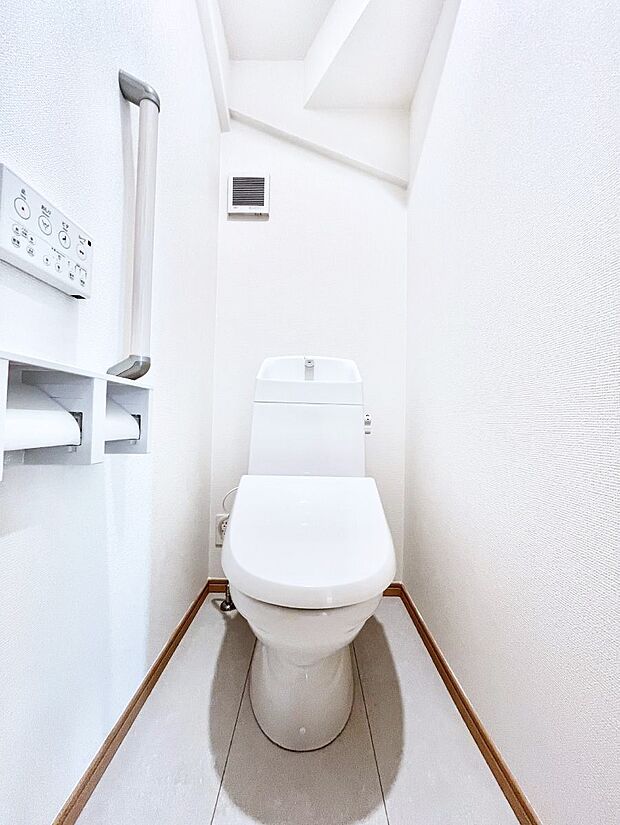 【トイレ】ウォシュレット付きトイレが1階と2階それぞれに配置されていてとても便利です。