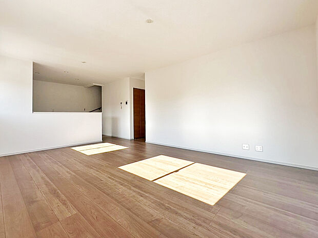 【1号棟LDK】長方形のすっきりとしたLDKは家具の配置がしやすくて嬉しいですね♪