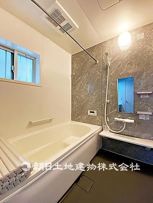 【バスルーム】清潔感のあるカラーで統一された空間は、ゆったりとした癒しのひと時を齎す快適空間に仕上げられています。