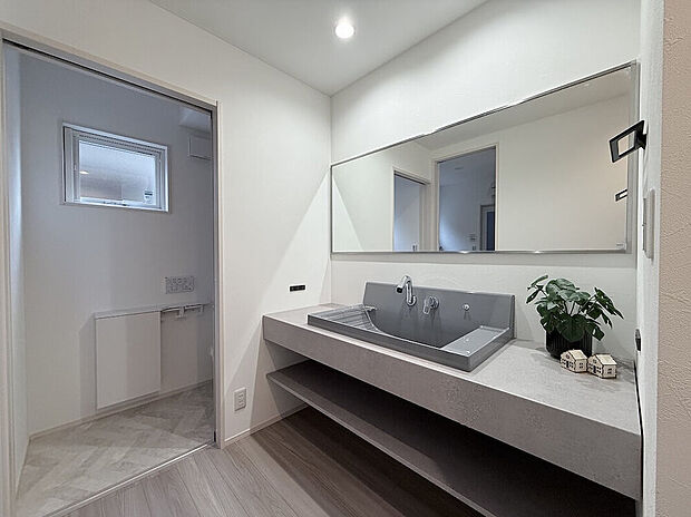 【洗面】広がりを感じるワイドミラーと造作風カウンター。毎日の身支度を素敵な場所で。