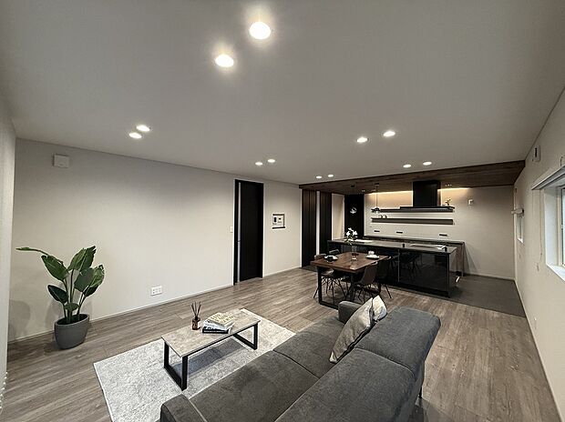 【リビング】一番の見どころ!23帖あるLDKは広々していて開放的です!