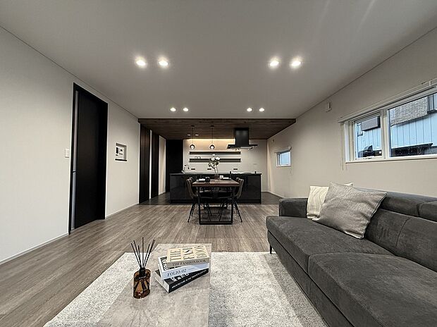 【リビング】色合いも工夫し雰囲気のある空間です!