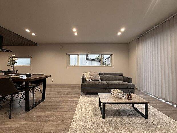 【リビング】リビングも外の光りが入って来て明るい雰囲気です!